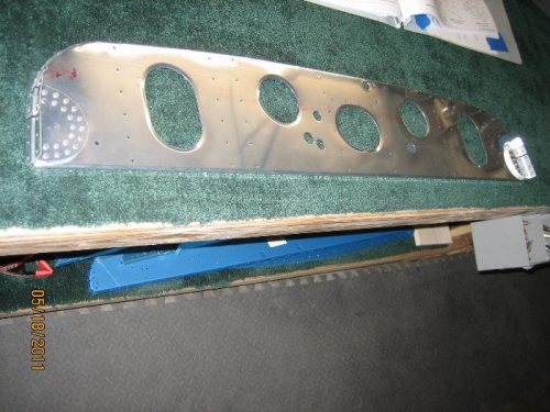 Rear cargo floor bulkhead and wing spar supports
