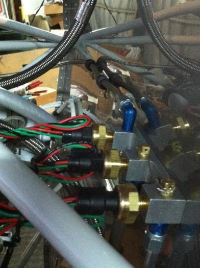 3-port manifold with plugs safety wire