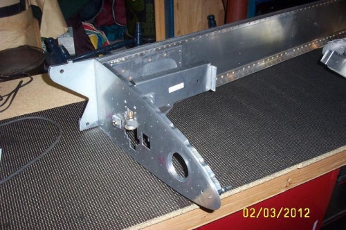 Checking LH outboard spar