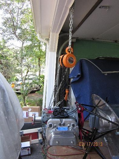 Mounting the engine with a chain hoist