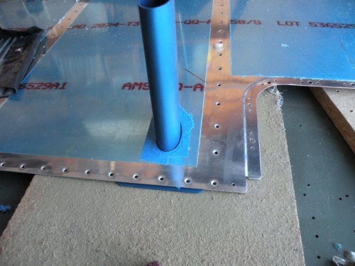 Final fit of the mast in the bottom outboard left wing ski