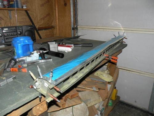 Stabilizing the nose section for riveting the nose ribs to the spar.