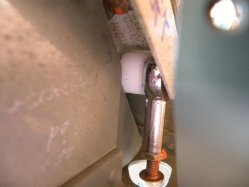 The spacer acting as a stop (left aileron).