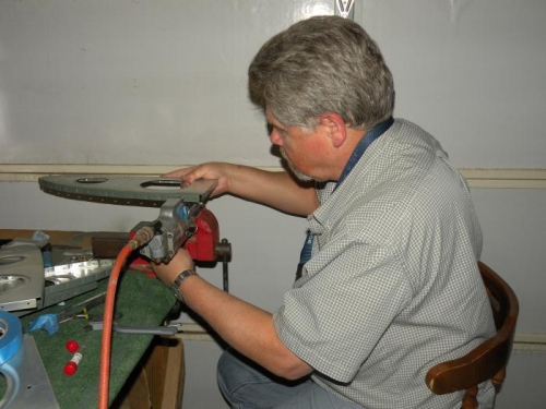 Dimpling leading edge ribs,