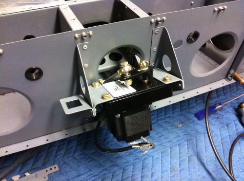 Roll servo & Plug support Brkt