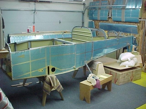The fuselage is turned 90 degrees in the shop and now there is enough room to mount both wings.