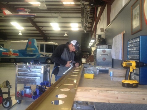 Setting rivets for the platenuts with the pneumatic squeezer