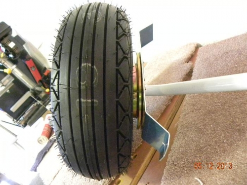 Close fit bethween the wheel pant support and brake disc.