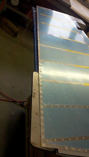Trailing edge on back rivet plate for back double flush riveting of the trailing edge.