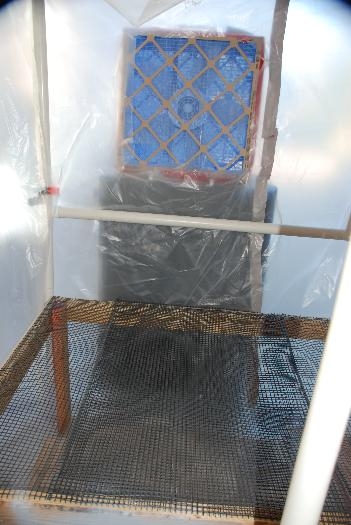 Spray table in booth