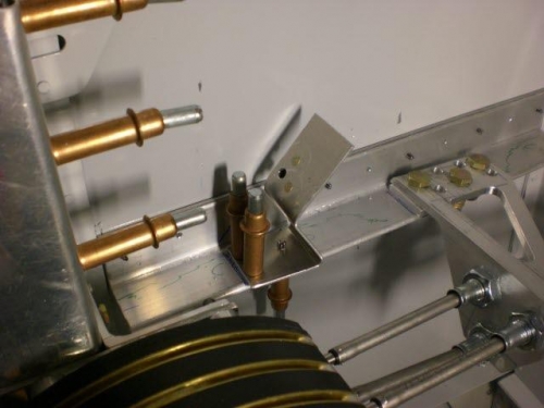 Canted console attach bracket