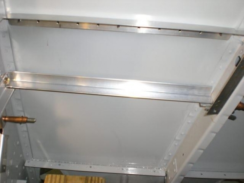 Final support angle for outboard compartment bottom