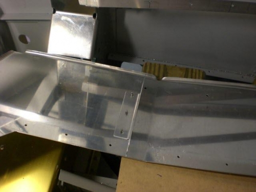 Angle for assisting closing compartment