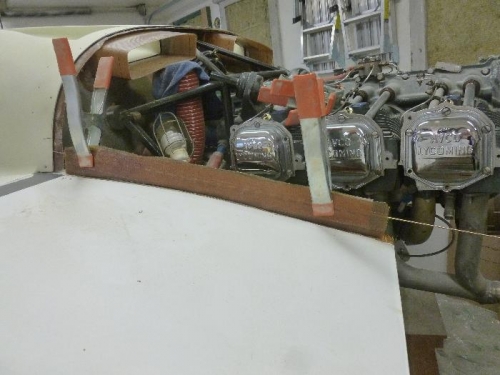 Hinge mounting on upper flange