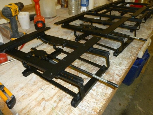 Front seats sliding rails