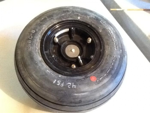 Main tire, valve side