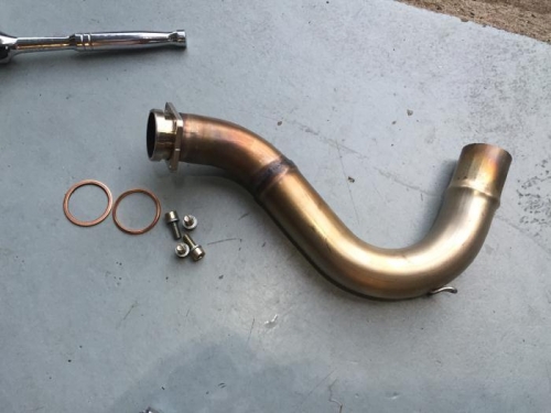 #3 Cylinder exhaust pipe with allen screws, old (flat) seal (left) and new (uncrushed) seal (right),