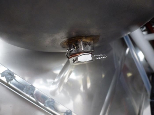 safety wire on oil tank