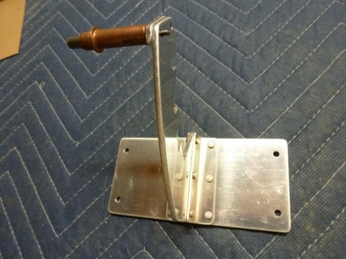 Flap handle detent bracket