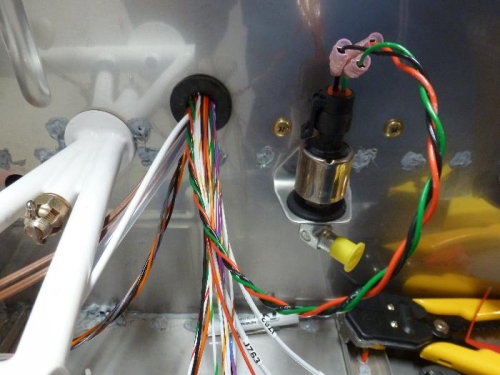wires to fuel pressure sensor