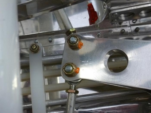 Push rods on flaperon mixer