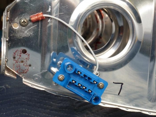 right wing wiring connector