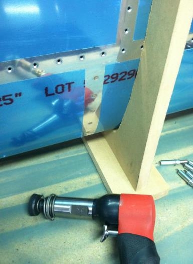 FInal riveting the horizontal stabilizer skins