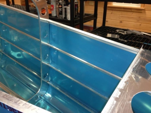 Longeron between skin and frame