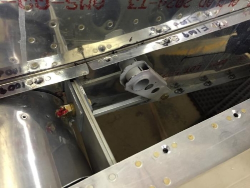 Right flap actuating mechanism