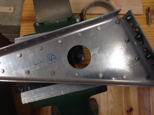 Mid seat rail supports