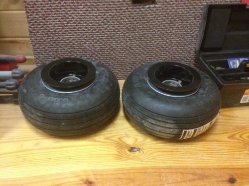 Main tires on wheels