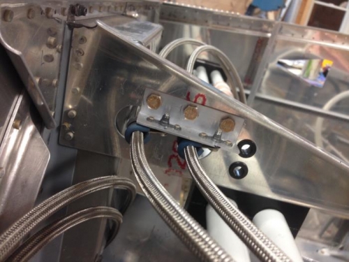 Fixture to stabelize lines passing through pedal brace