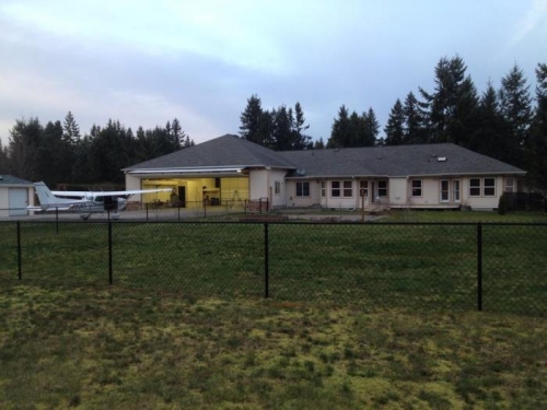 House with taxiway in backyard.  Visiting club plane from RNT.