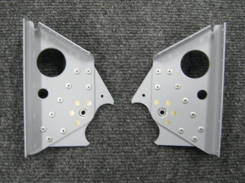 Assembled and riveted the back F1233 control column