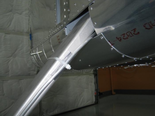 Closeup of the F1289D left tubing used to secure the hydraulic brake line to the gear leg