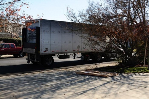 Lycoming IO-390 Arrives - Vitran Truck Unloads