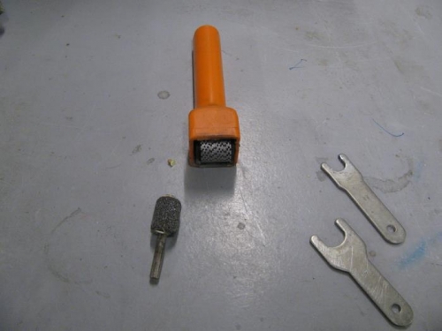 Tool to clean out aluminum chips of the grinding stone