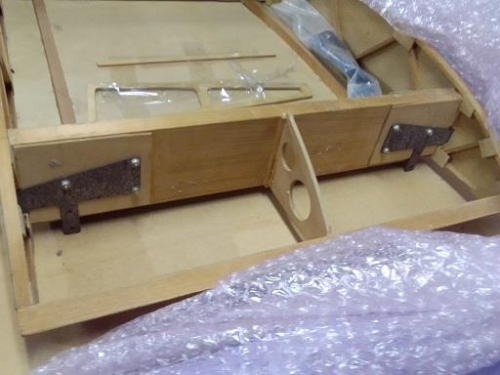 Centre Section lift strut mounts