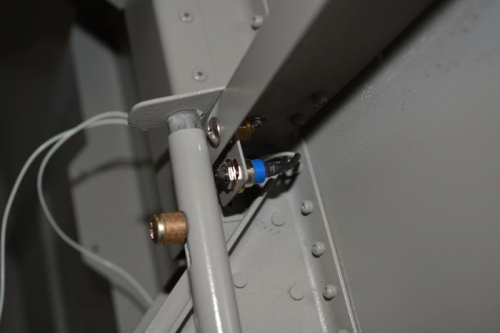 pilot side spar pin switch