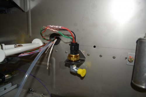 Fuel pressure sensor installed