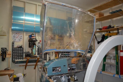 after a little sanding on the fwd edge it can go up and down