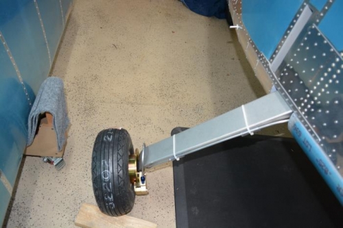 Secured brake lines on main struts