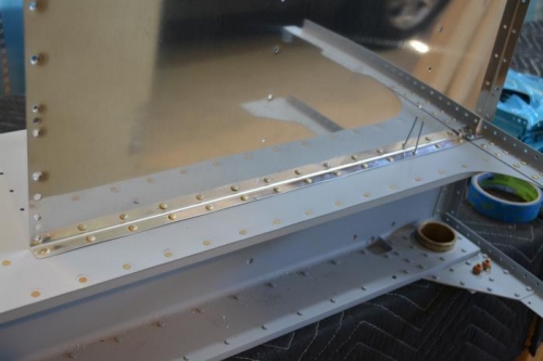 Riveting the bagage floor to the mid fuse