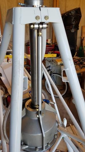 Transmission lift strut installed