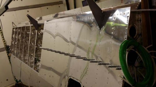 Left wing. Riviting inboard skin.