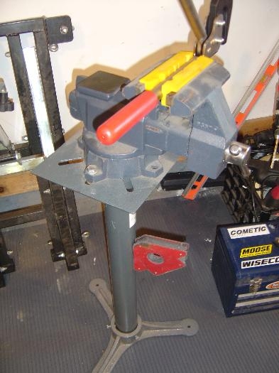 Vise with hand squeezer