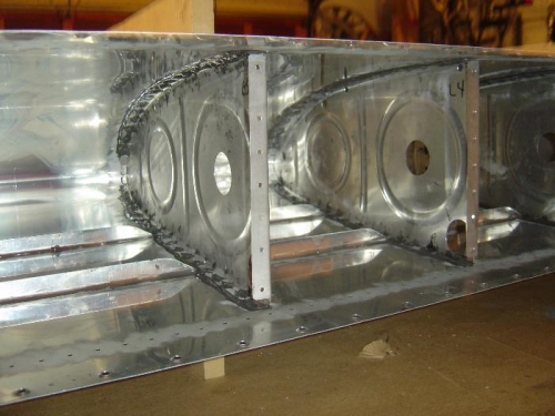 3 middle ribs done. I will squeeze the rivets for the 2 end ribs so only 2 more to buck