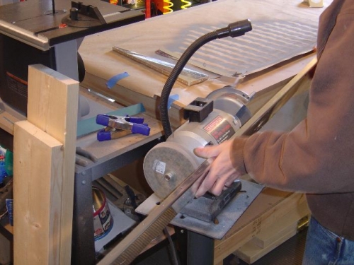 Deburring the edge of the rudder spar