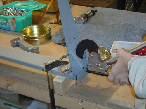 Riveting the angle reinforcement R-710 to the rudder horn. These can be blind riveted.
