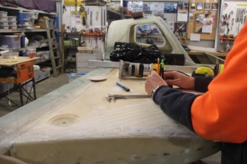 Adjusting fuel cap flange recesses